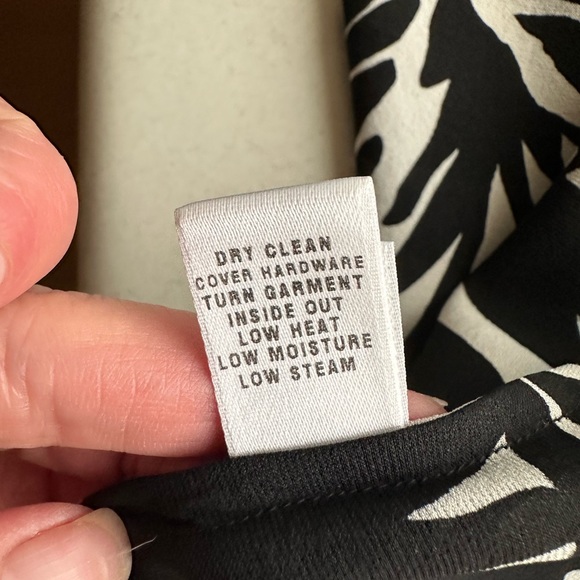 SoCa ST. JOHN silk set ( top and pants) - Picture 11 of 13